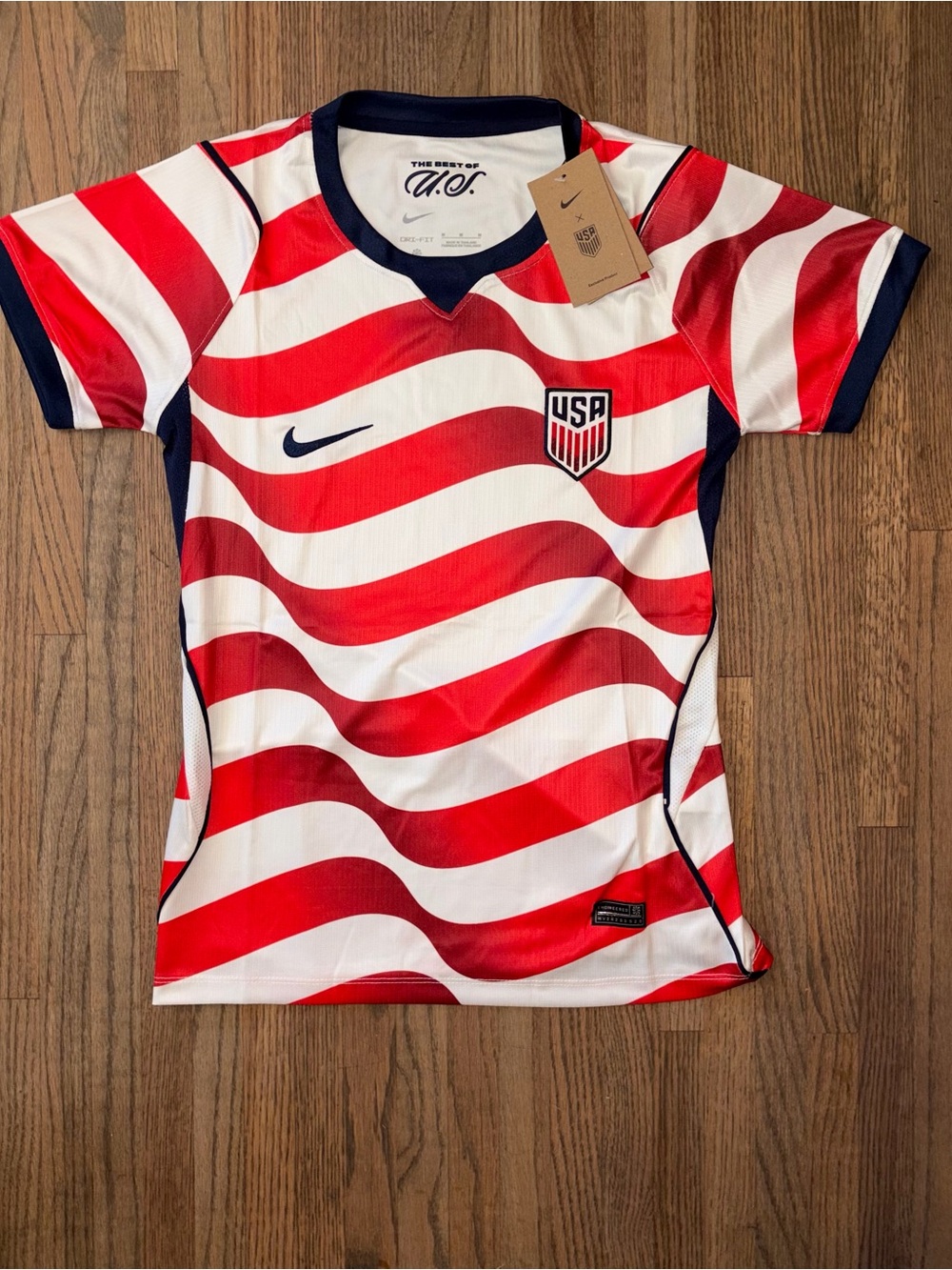 Nike Women’s USA 2026 World Cup soccer jersey Size M Red & White Striped NWT